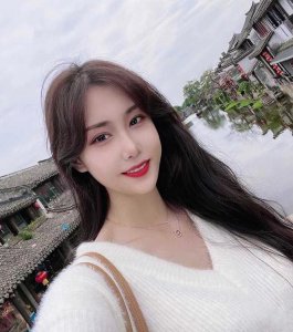 ​00后校花走红网络，身材完美笑容治愈，网友：找到了初恋的感觉