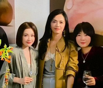 ​45岁的董洁该放下了！亮相摄影展惊艳众人，尽显中女魅力