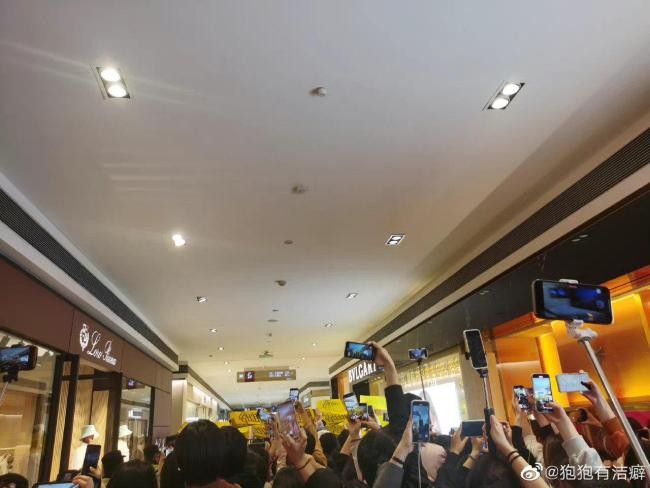 鹿晗参加杭州线下活动 人气不减当年啊！ 
