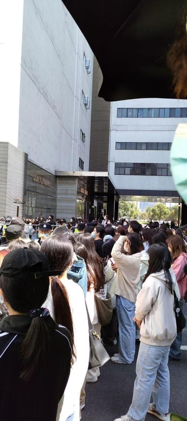 鹿晗参加杭州线下活动 人气不减当年啊！ 