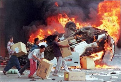 ​1998年，印尼发动排华大屠杀，数万华人遇难，我国为何不出兵？