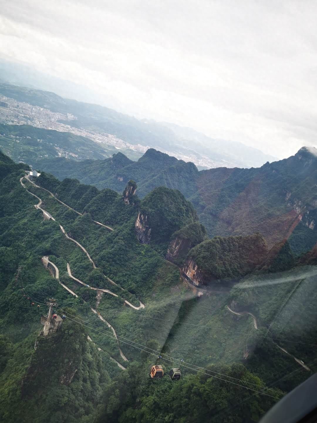 天门山盘山公路，体验时时冲向悬崖的刺激之感