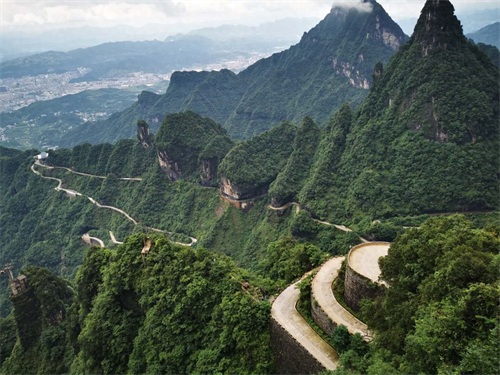 天门山盘山公路，体验时时冲向悬崖的刺激之感