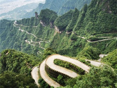 ​天门山盘山公路，体验时时冲向悬崖的刺激之感