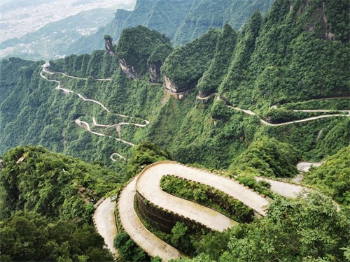 天门山盘山公路，体验时时冲向悬崖的刺激之感