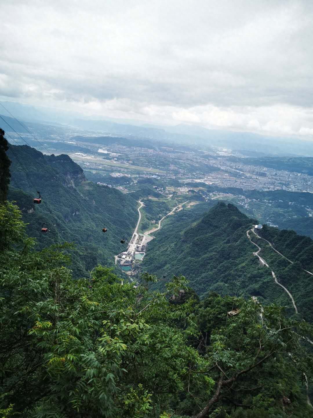 天门山盘山公路，体验时时冲向悬崖的刺激之感