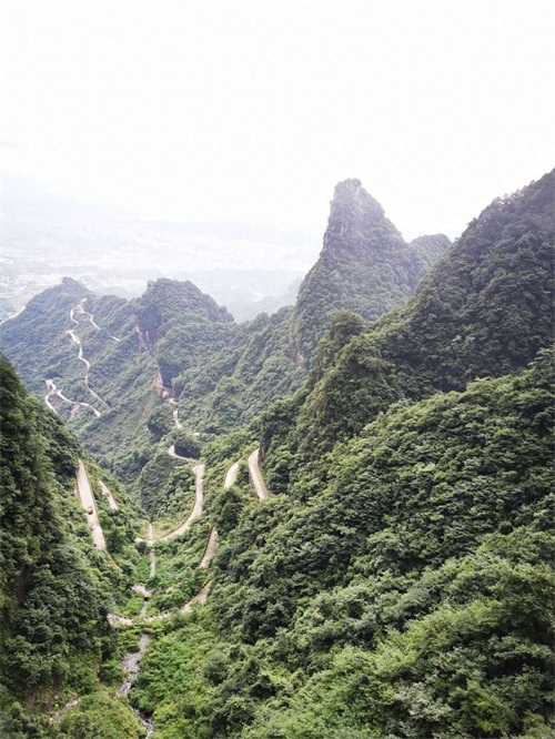 天门山盘山公路，体验时时冲向悬崖的刺激之感