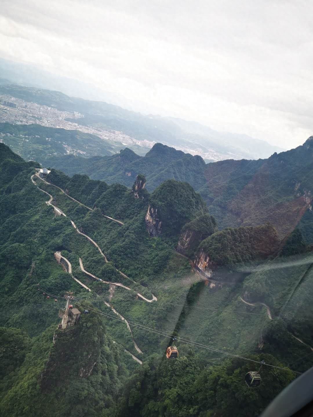 天门山盘山公路，体验时时冲向悬崖的刺激之感