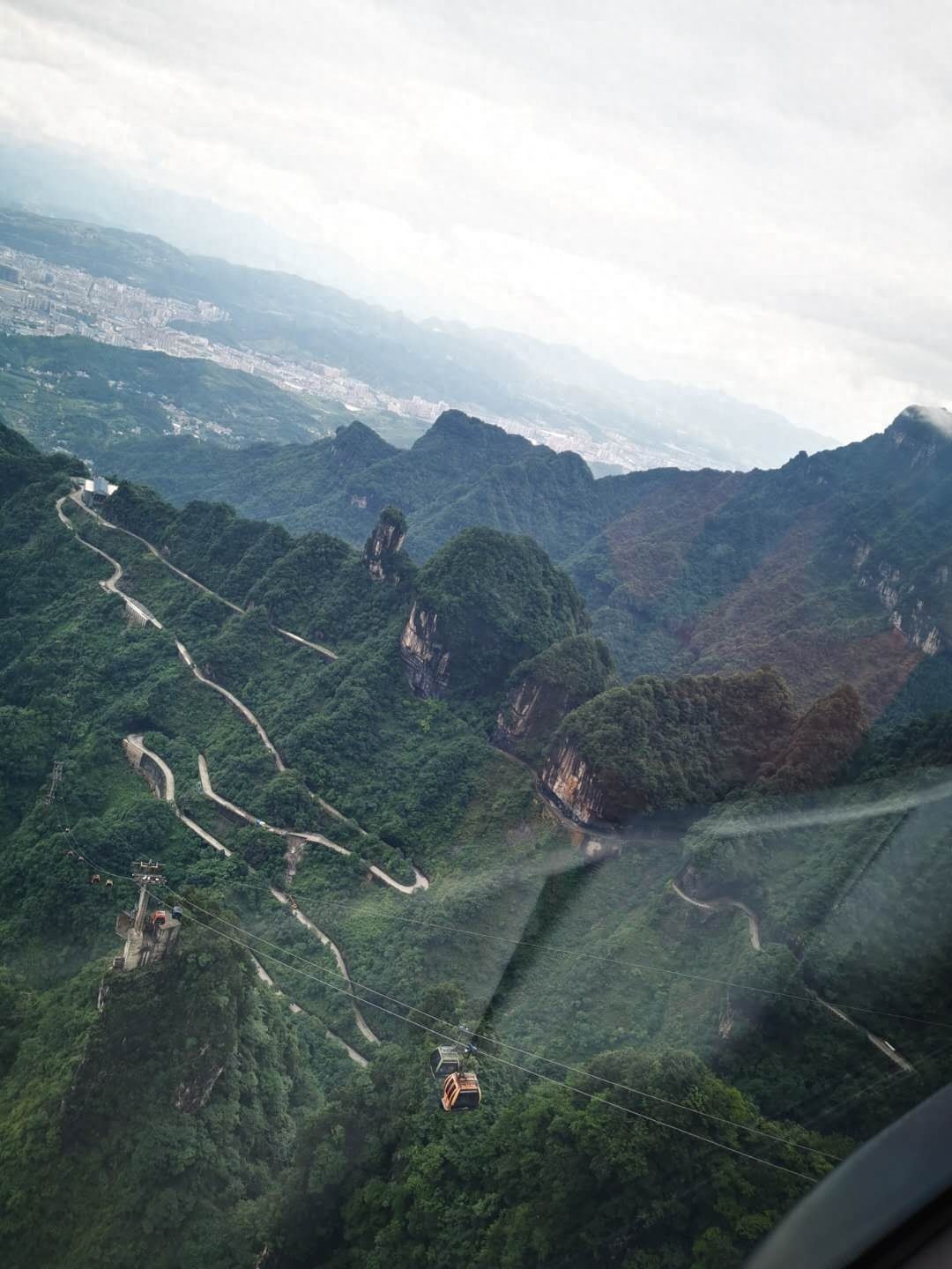 天门山盘山公路，体验时时冲向悬崖的刺激之感