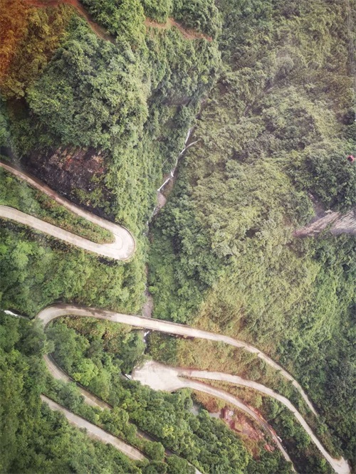 天门山盘山公路，体验时时冲向悬崖的刺激之感