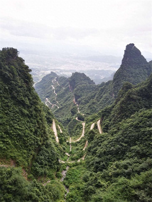 天门山盘山公路，体验时时冲向悬崖的刺激之感