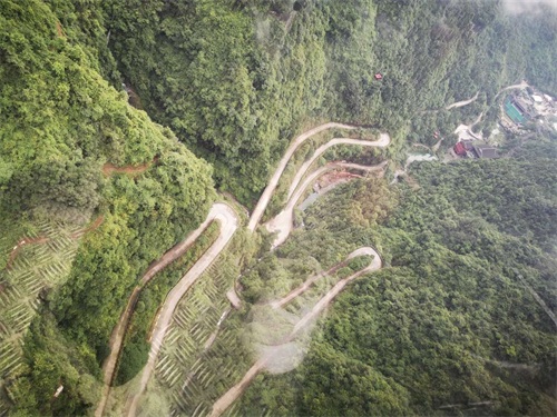 天门山盘山公路，体验时时冲向悬崖的刺激之感