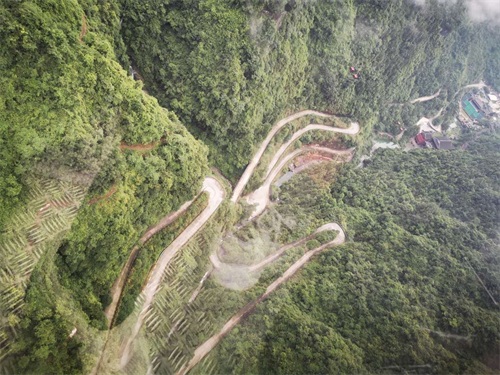 天门山盘山公路，体验时时冲向悬崖的刺激之感