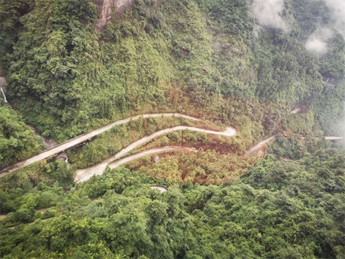 天门山盘山公路，体验时时冲向悬崖的刺激之感
