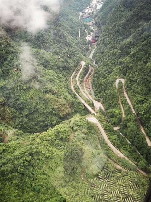天门山盘山公路，体验时时冲向悬崖的刺激之感