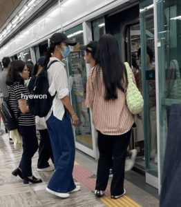 ​韩国地铁偶遇汤唯 穿白衬衫背双肩包很接地气