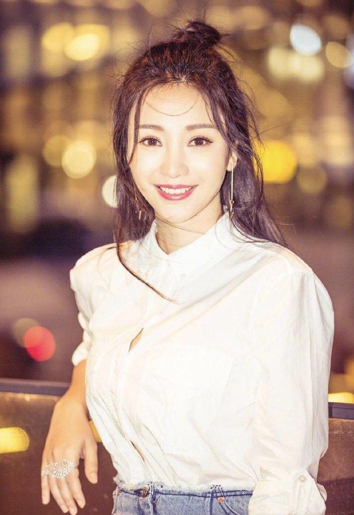 38岁柳岩晒泳装照，随便一穿就是性感，身材真是好的没话说！