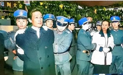 ​九十年代巨贪王建业，临刑与情妇史燕青合影，心如死灰，波澜不惊