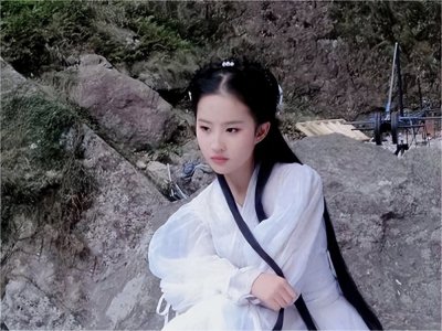 ​刘亦菲剪短发了？狼尾造型+廓形西装，展现全新魅力！