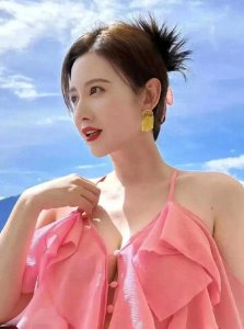 ​张萌穿比基尼度假，40岁身材火辣，网友：自律的女人真美