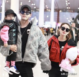 ​经超一家三口现身机场，39岁小李琳穿红衣扎马尾，清新活力很减龄