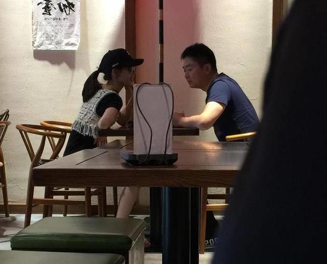 刘强东夫妻下午茶 奶茶妹妹一脸甜蜜望着老公