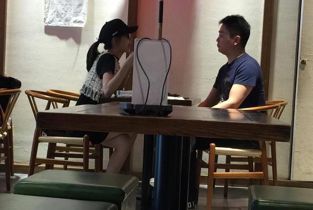 刘强东夫妻下午茶 奶茶妹妹一脸甜蜜望着老公