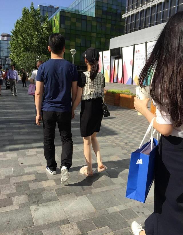 刘强东夫妻下午茶 奶茶妹妹一脸甜蜜望着老公