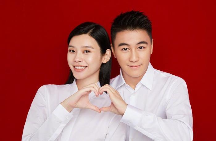 何猷君奚梦瑶领证结婚，官宣文案甜蜜而自恋，刻意将肚子隐藏？
