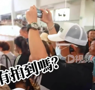 ​旅游不易！任贤齐打卡兵马俑 人多高举双手拍照