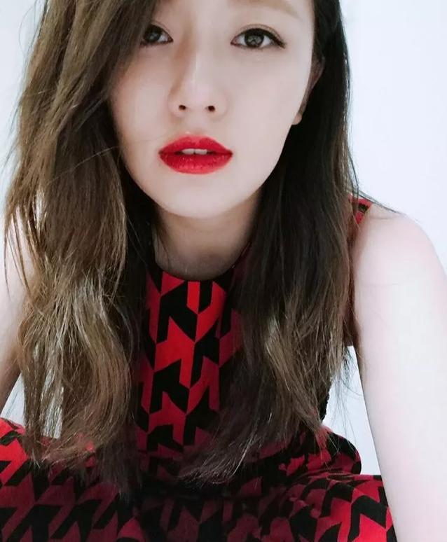 老公是亿万富商，老爸是潘长江，长的美丽，演戏又好