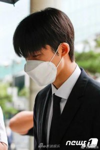 ​组合最红的两个：一个当爹，一个进局子