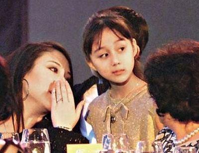 澳门赌王最疼爱18岁女儿童年照曝光，原来一家人颜值都这么高啊！