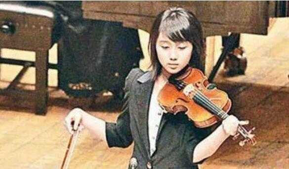 澳门赌王最疼爱18岁女儿童年照曝光，原来一家人颜值都这么高啊！