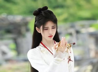 ​鞠婧祎愿意为了角色扮丑 网友：今年愚人节第一个骗人的鬼话