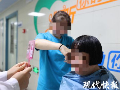 ​患者变身“ Tony 老师”，帮助近 50 位病友理发