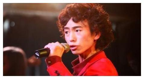 凭一首“神曲”爆红，走红后拒认父母，歧视农民，现已负债累累