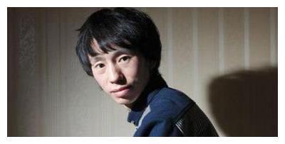凭一首“神曲”爆红，走红后拒认父母，歧视农民，现已负债累累