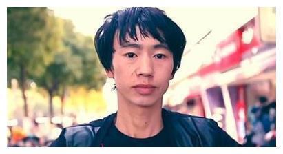 凭一首“神曲”爆红，走红后拒认父母，歧视农民，现已负债累累