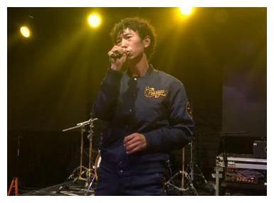 凭一首“神曲”爆红，走红后拒认父母，歧视农民，现已负债累累