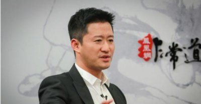 ​她在吴京最落魄时甩了他,转身嫁亿万富豪,如今被抛弃摆摊卖鱼