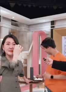 ​小S玩《哈利波特》精装版梗 爆哭哽咽泪洒摄影棚