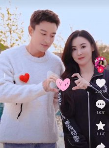 ​张柏芝贾乃亮合体比心太养眼，网友直呼：好般配在一起