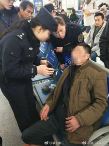 ​儿子欠下巨额赌债，男子在火车站服4盒药自杀
