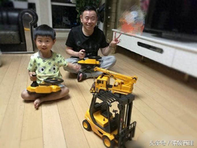 33岁潘阳嫁了个富豪老公，三岁儿子像极了姥爷潘长江