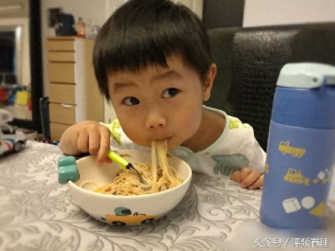 33岁潘阳嫁了个富豪老公，三岁儿子像极了姥爷潘长江