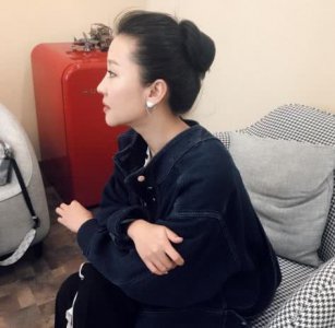 ​苗圃曾与李亚鹏传绯闻，大21岁老公近照曝光，39岁仍风韵犹存