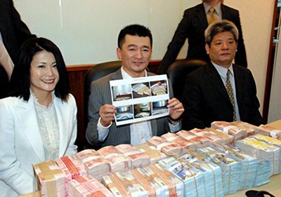 ​亿万富豪郭正利：负债15亿妻子离去，摆摊还债，59岁累死街头