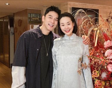​林依轮在别墅为妻子庆生，发际线后移严重，53岁西华状态如少女