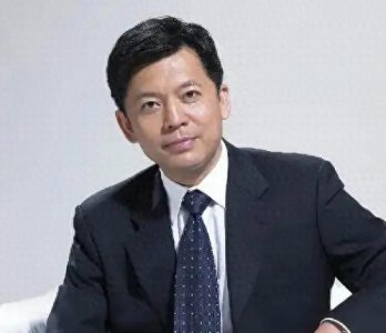 ​原来何政军的妻子是她，难怪当初会拒绝巩俐，如今的他家庭幸福